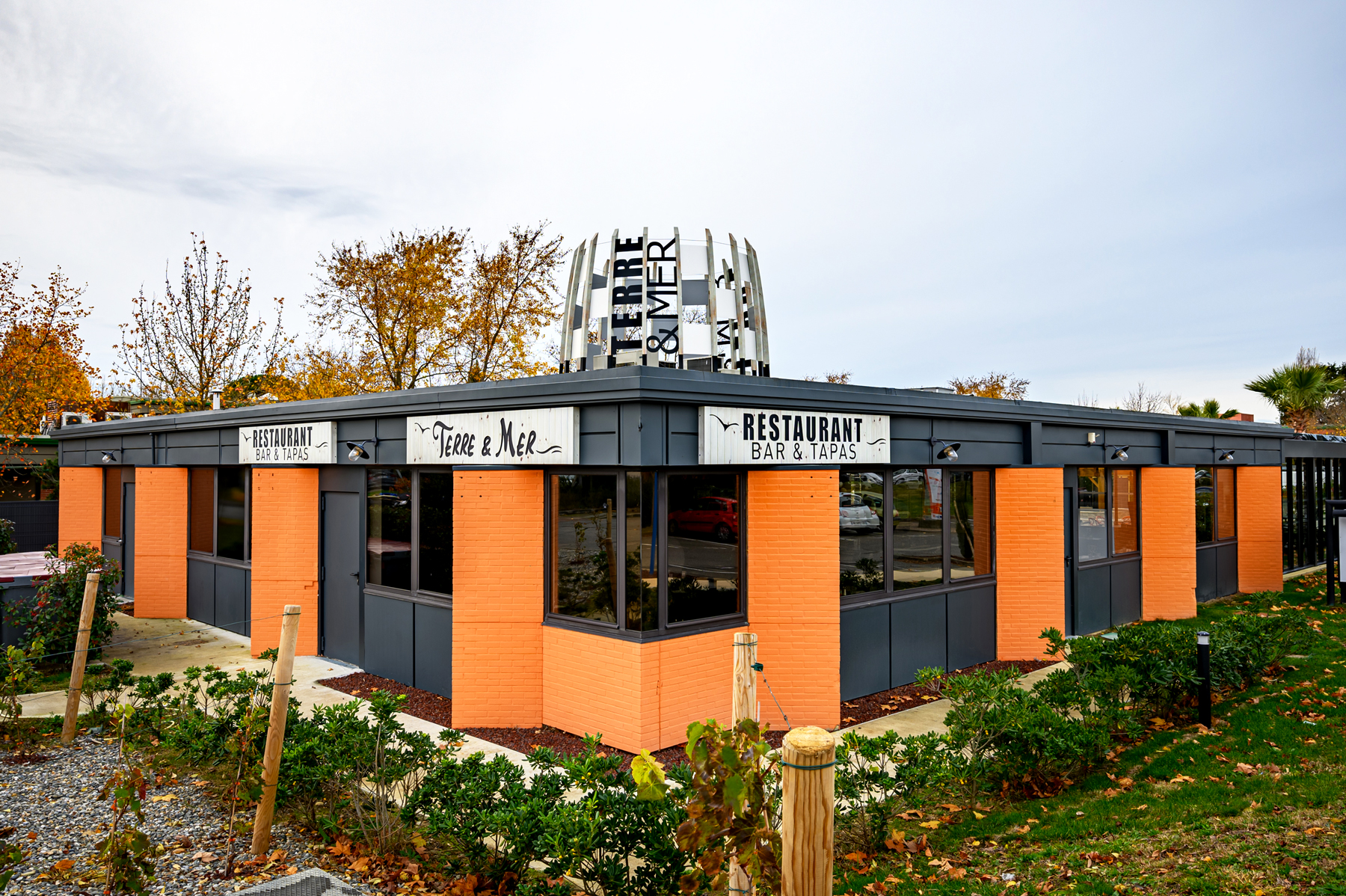 Aménagement décoratif sur mesure pour le restaurant Terre et Mer à Blagnac